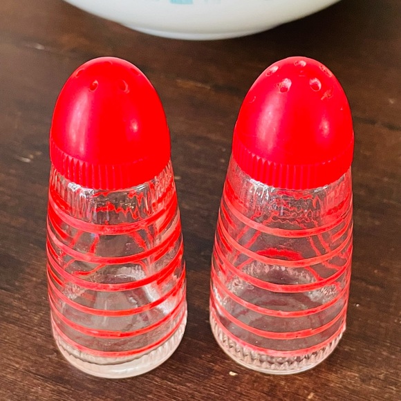SOLD Vintage Retro Red Stripe Salt & Pepper Shakers❤️🧂 - Picture 2 of 9